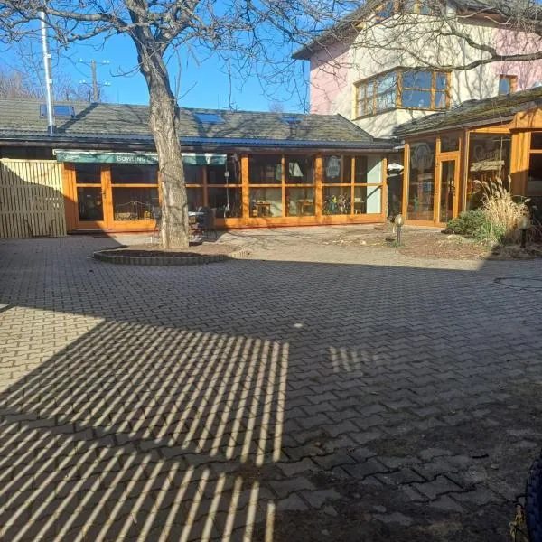 Apartmány za Plotem，位于耶塞尼克的酒店