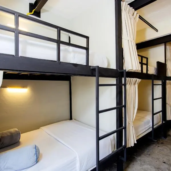 Nomad Plus Life Hostel Pattaya，位于乔木提恩海滩的酒店