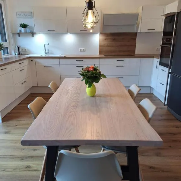 Ferienwohnung Maison Confortable mit Sonnenterrasse und Garten, Bad Ems, Koblenz, Montabaur, Wandern, Radfahren, Mountanbiketouren，位于Arzbach的酒店