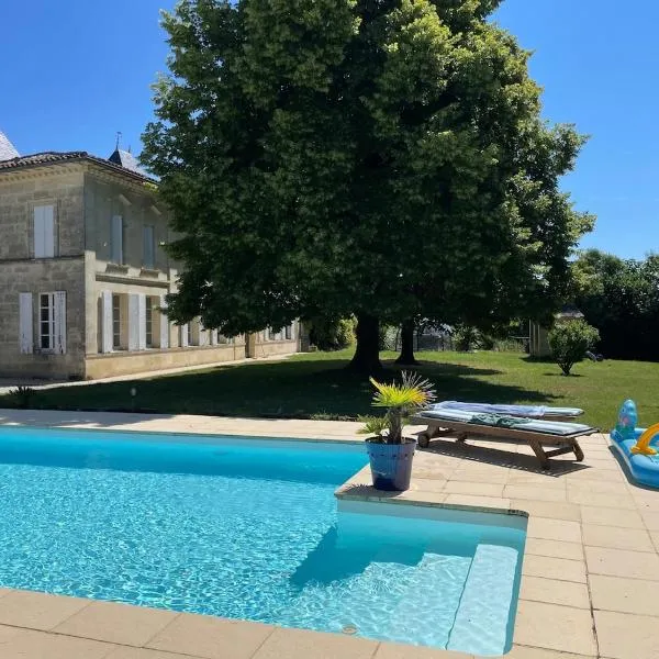 Gîte & Spa Château Lagrange les Tours，位于Cubzac-les-Ponts的酒店