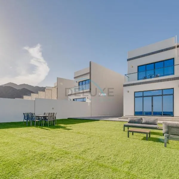 Gulf and Mountain Views 4BR Villa with Assistant Room on Al Dana Island Fujairah by Deluxe Holiday Homes，位于富查伊拉的酒店
