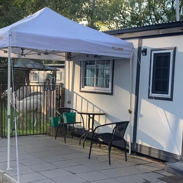 Blue Sapphire Pet Friendly Studio，位于格伦因尼斯的酒店