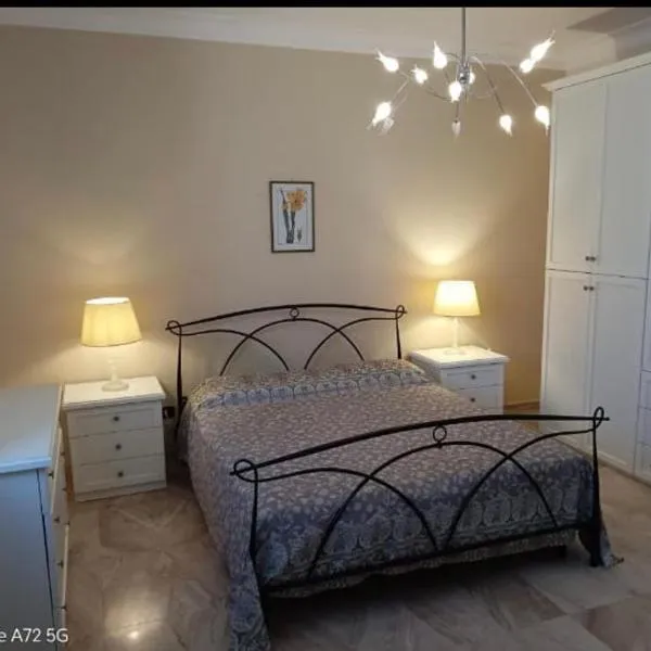 Casa Athena，位于切里尼奥拉的酒店