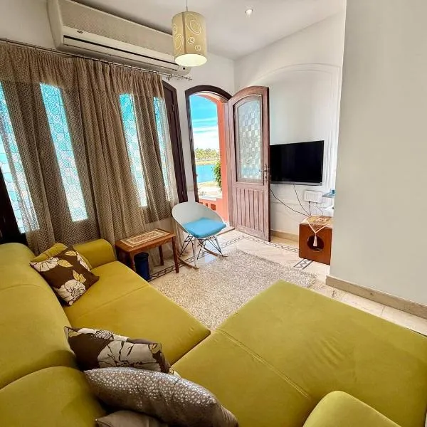 Exquisite 1BR Chalet with Pool and Beach Front El Gouna，位于赫尔格达的酒店