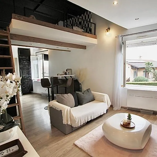 Pied à terre - Mezzanine studio - Private parking，位于伊格涅的酒店