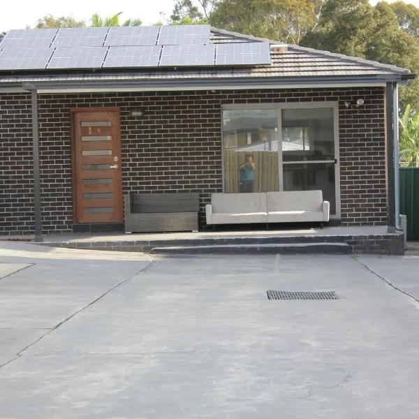 2-bedroom Granny Flat，位于Mount Pritchard的酒店