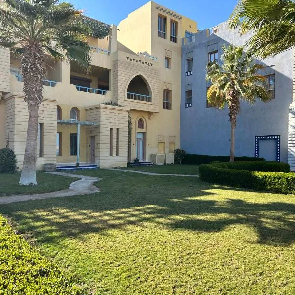 Marina Beach Front 3 Br Duplex，位于赫尔格达的酒店