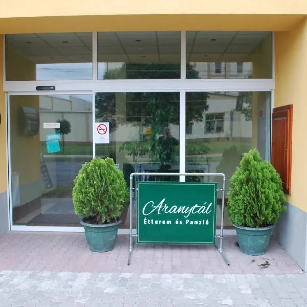 Aranytál Panzió，位于科马罗姆的酒店