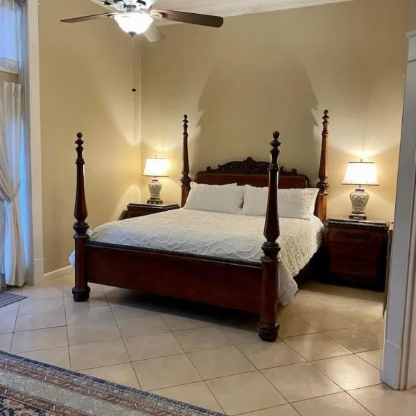 The Justin Room at The Eastland Historic Hotel，位于Eastland的酒店