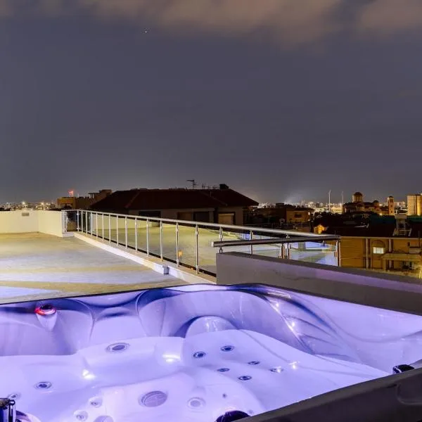 Penthouse with outdoor hottub，位于利马索尔的酒店