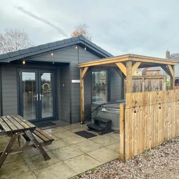 The Slipway Cabins with Hottub，位于Burscough的酒店