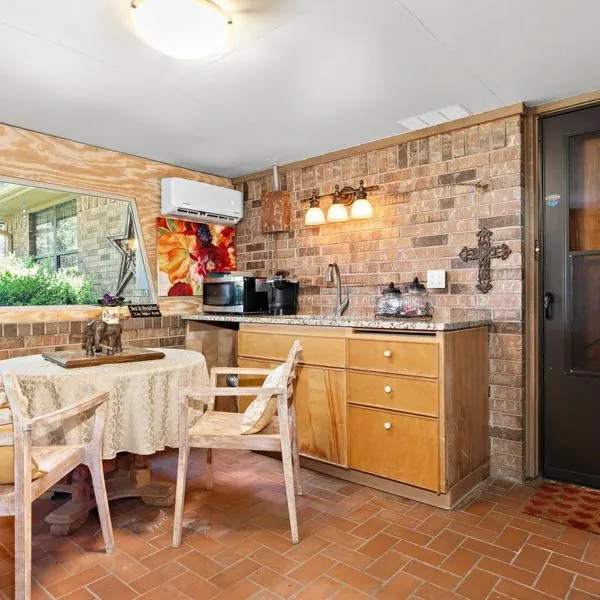 Amazing Grace Luxurious Ranch Retreat Pet & smoking friendly，位于Hamilton的酒店