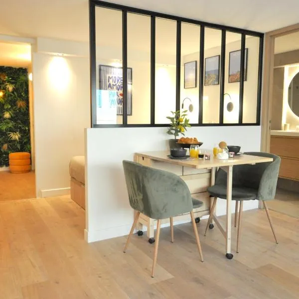 MONACO # MENTON - 4 PERSONS - HYPERCENTER - BEACH AND SUN - PRIVATE PARKING - CLIM - FULL RENOVATED - FAST WIFi，位于芒通的酒店