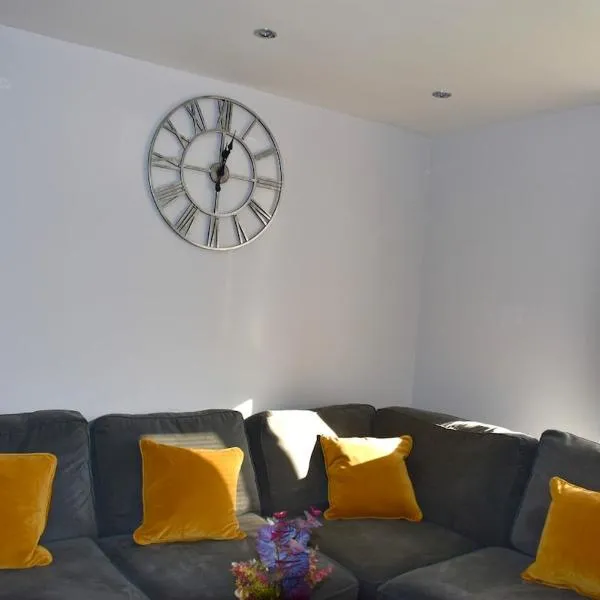 2 Bedroom house Luton Free Parking Close to train station and Luton Airport，位于卢顿的酒店
