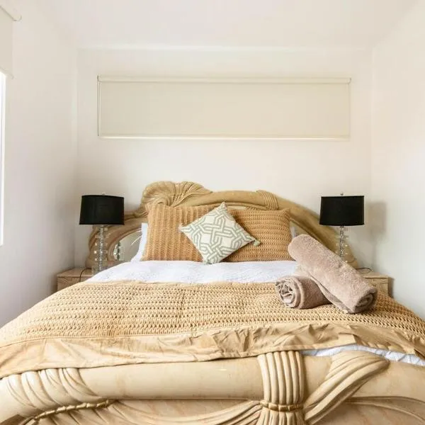 Cozy Home 2mins walk to Rye Beach with Parking and Fast Internet，位于莱伊的酒店