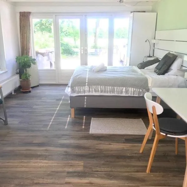 Light tiny house in green area with sauna option，位于Stoutenburg的酒店