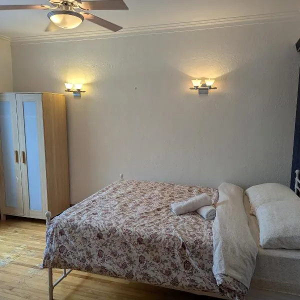 Bright room near Metro Monk station with Self Check-in，位于蒙特利尔的酒店