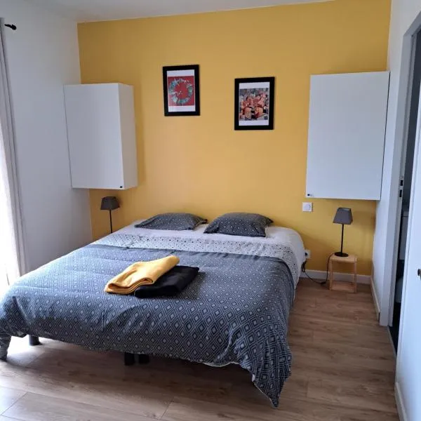 Chambre côté terrasse，位于Maureillas的酒店