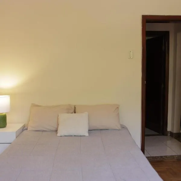 Quarto Casal com Varanda Casa Caramel，位于贝洛奥里藏特的酒店