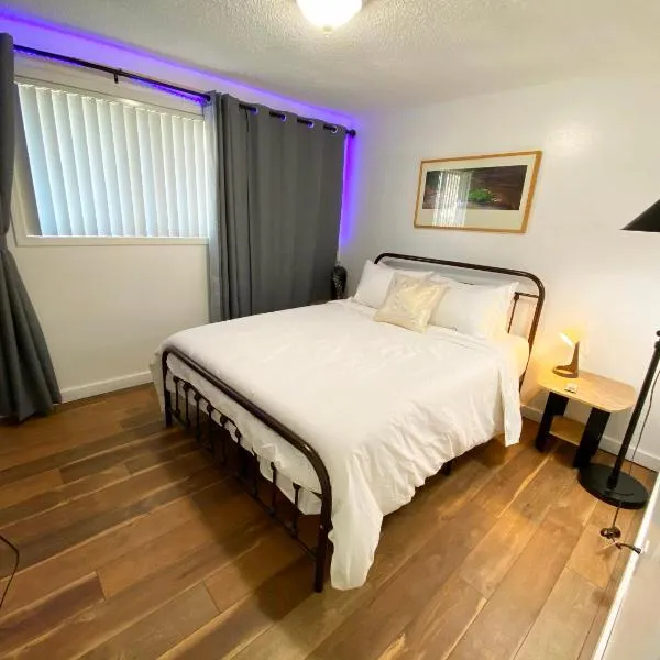 Updated duplex near Gonzaga and Downtown Spokane，位于斯波坎的酒店