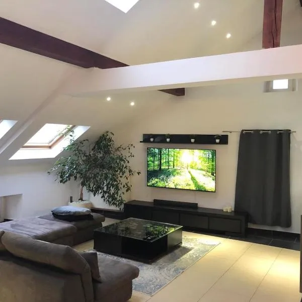 Cozy 120m Apartment with 3 Bedrooms and 1 Cinema，位于Useldange的酒店