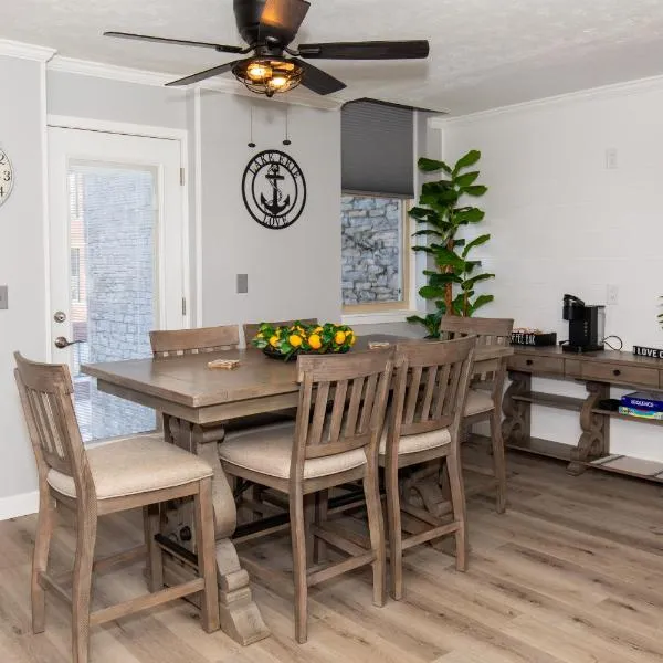 NEW! Remodeled & Upgraded Vacation Apartment，位于桑达斯基的酒店