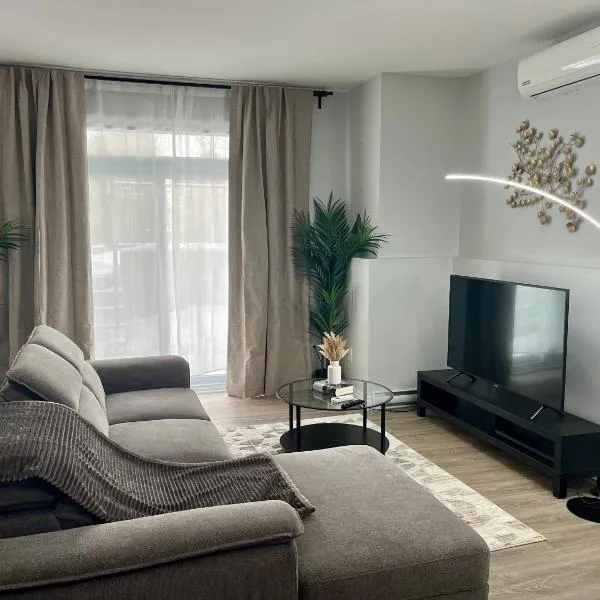 Charming & Cozy apartment of 2 bedrooms，位于加蒂诺的酒店