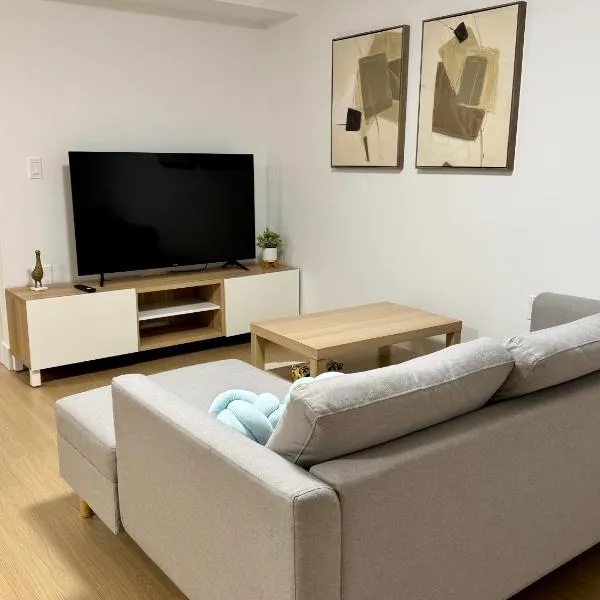 Levida Living - Cozy 2 Bedroom Suite at the Heart of Langley，位于兰利的酒店