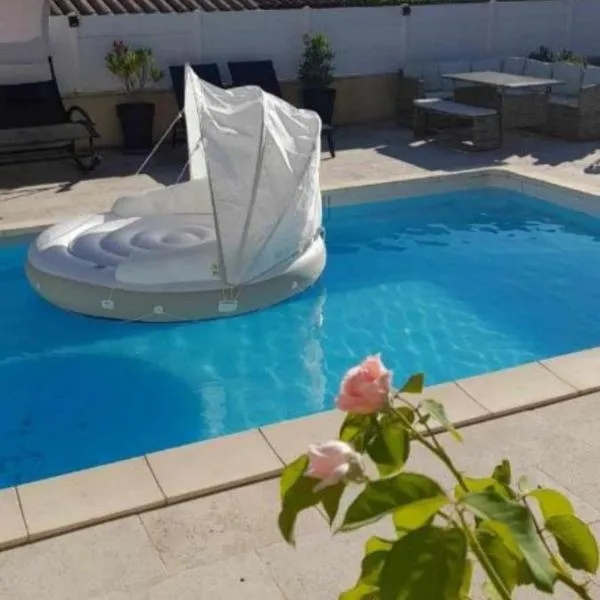 Villa tout confort en Provence avec Piscine, ainsi qu'un parking privé，位于马诺斯克的酒店