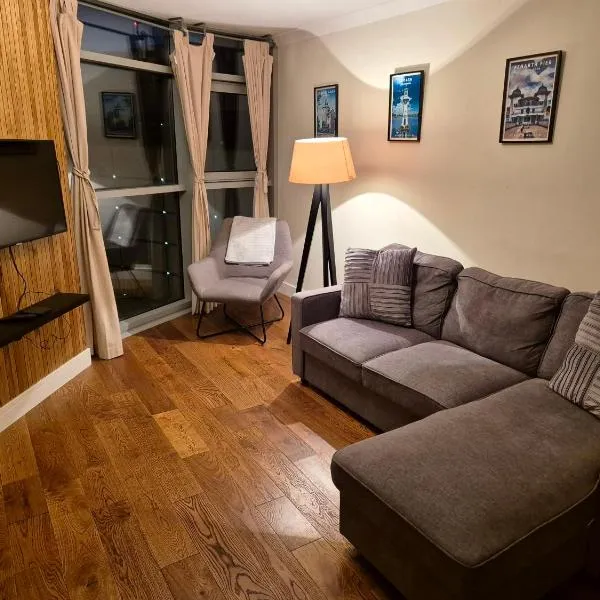Ultra-Luxury City centre 2 bed apartment, with FREE parking，位于卡迪夫的酒店