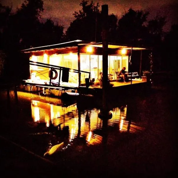 Casa Flotante Nenufar，位于蒂格雷的酒店