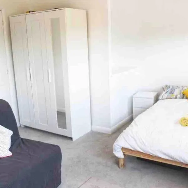 New built 2022, 3 bedroom townhouse Edinburgh，位于爱丁堡的酒店
