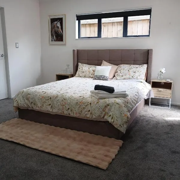 Luxury and Nature View Stay，位于Helensville的酒店