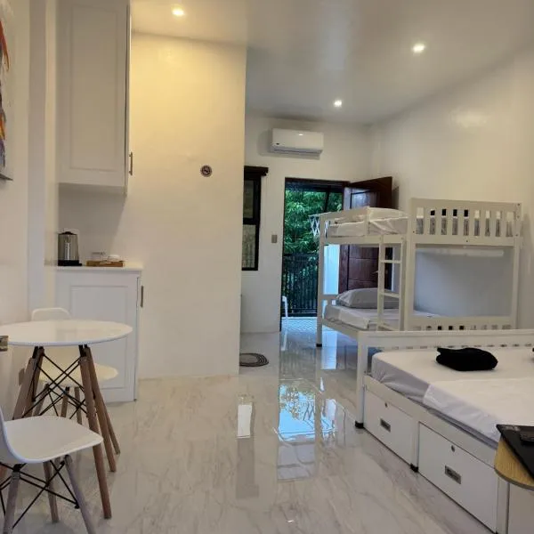 CasaJuana Room Rental，位于Carles的酒店