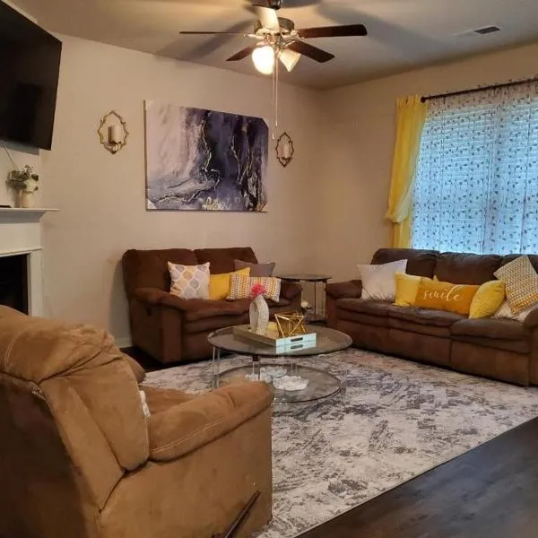Pet Friendly 3Bed 2Bath Covington Cozy Hideaway，位于卡温顿的酒店