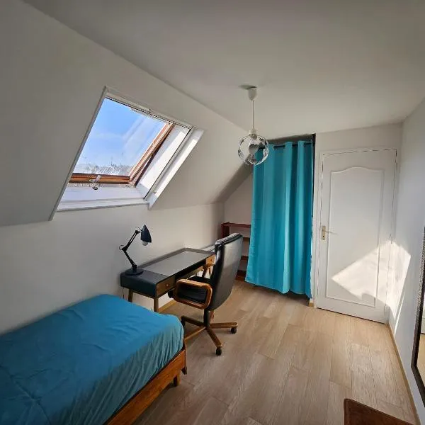 Spacious Room for Rent in Le Pecq，位于Le Pecq的酒店