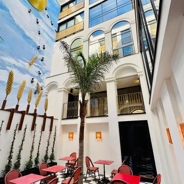 Hotel Divino & Aparthotel，位于菲格拉斯的酒店