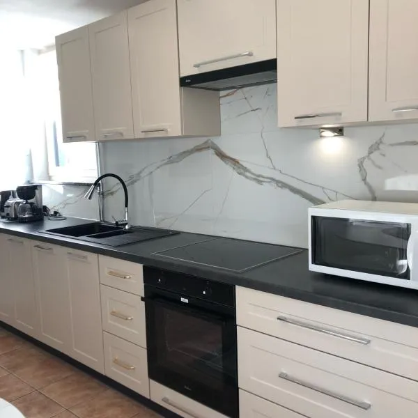 Lägenhet Thujan, Solrosen i Simrishamn-Österlen，位于锡姆里斯港的酒店