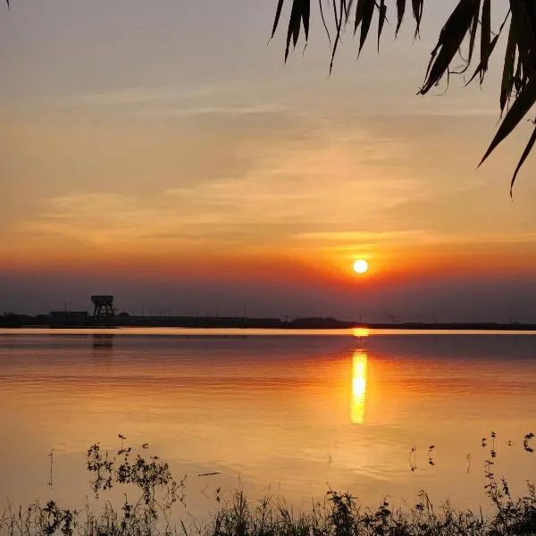 Lac Glamping Trian Lake，位于Vĩnh An的酒店