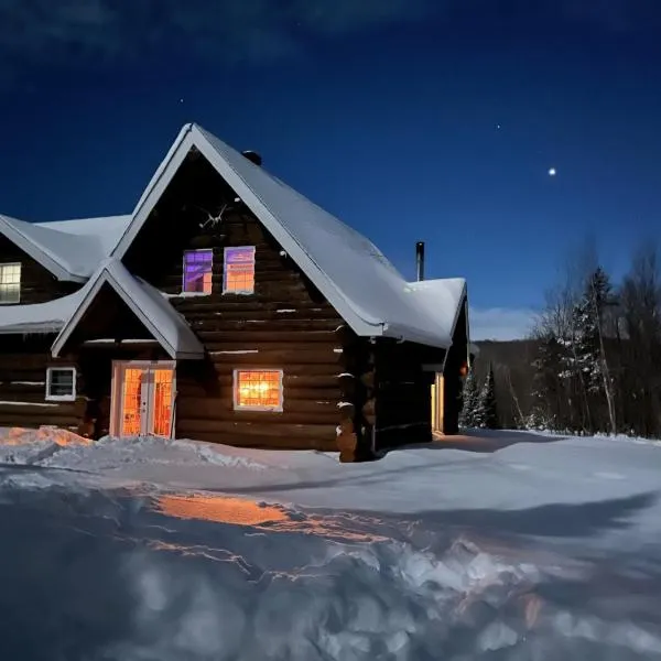 Chalet en bois rond des Perséides，位于Saint-Isidore dʼAuckland的酒店