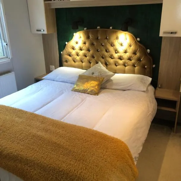 Seabreeze, Utopia, walking distance to beach, 5 Star Shorefield Country Park, Milford on Sea, Shorefield Road, SO41 0LH, United Kingdom，位于米尔福德昂西的酒店