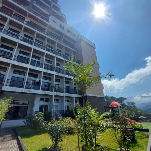 Summer Pines Loft 2 Bedroom Condo with Balcony & Free Parking，位于碧瑶的酒店