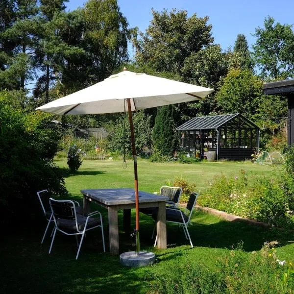 Cozy summer cottage with orangery close to Heatherhill and Beach，位于瓦伊比的酒店