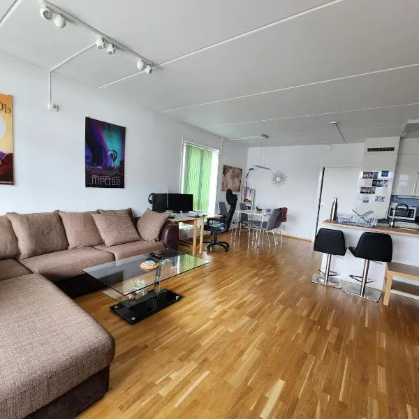 The Arctic Edge - Modern Seaside Apartment with Host in Central Tromsø，位于特罗姆瑟的酒店