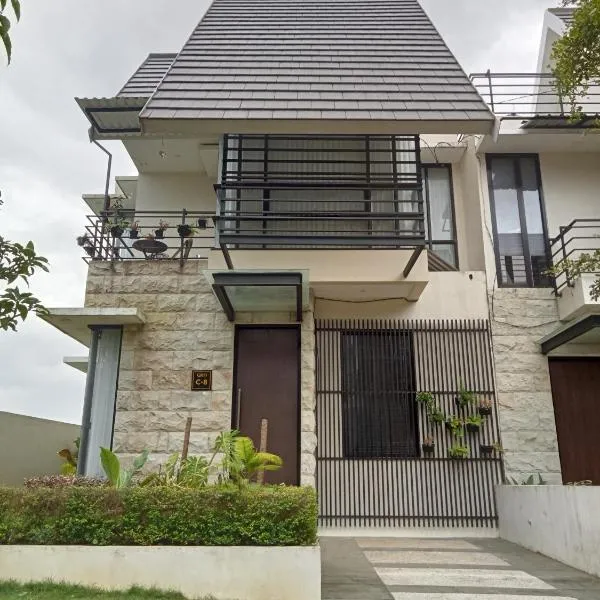 Anagata House-villa 3BR at C8 Grand Kusuma Hill，位于巴图的酒店