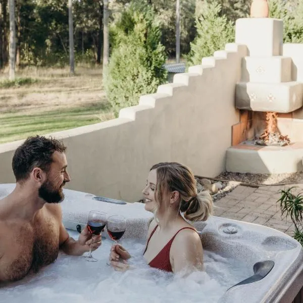 Casa La Vina Pokolbin - Romantic Villas with Outdoor Hot Tubs and Fireplaces，位于波高尔宾的酒店