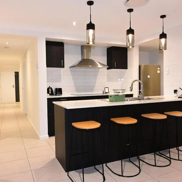 New Spacious 4 Bedroom Retreat fully air conditioned in Loganholme，位于Loganholme的酒店