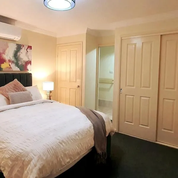 Stylish Home 3mins walk to Worrigee Medical Centre with Free Parking，位于Worragee的酒店