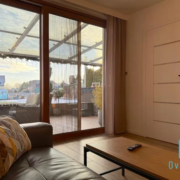 City Break- Spacious Apartment with Jacuzzi- Tranquil Escape 15 Minutes to the Sea and City Center，位于Borkowo的酒店