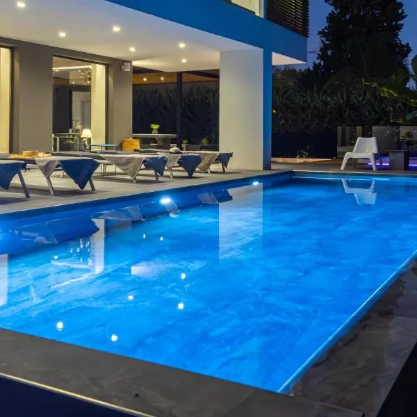 La Fortuna Villa - Award Winning Luxury Villa Close to Corfu Town，位于科孚镇的酒店